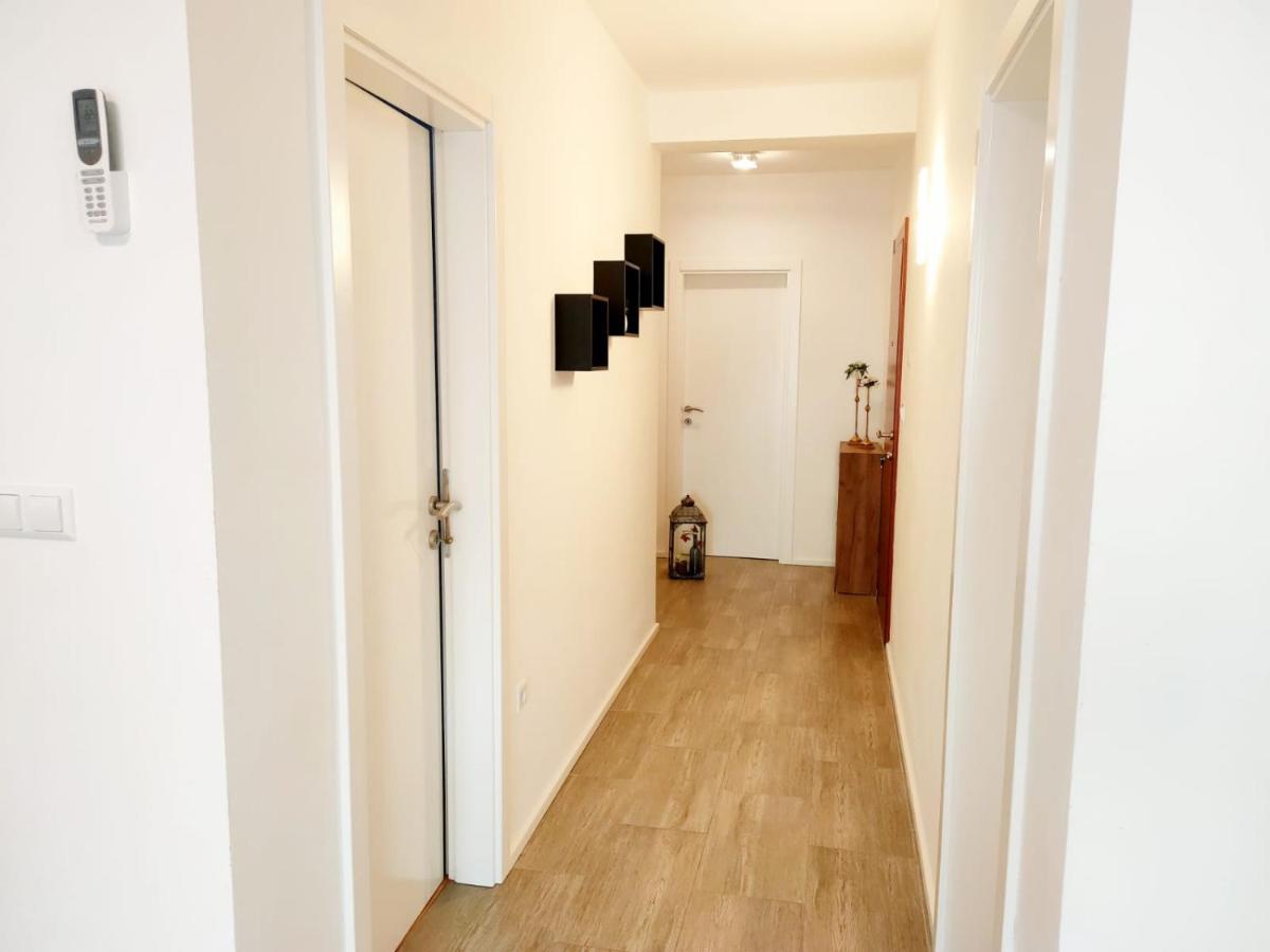 Apartments Elin Omis Bagian luar foto