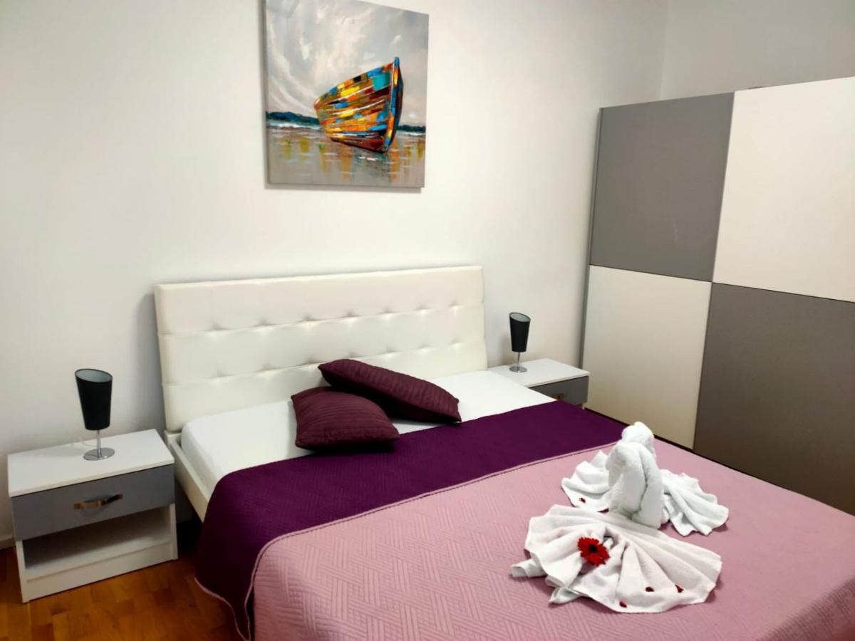 Apartments Elin Omis Bagian luar foto