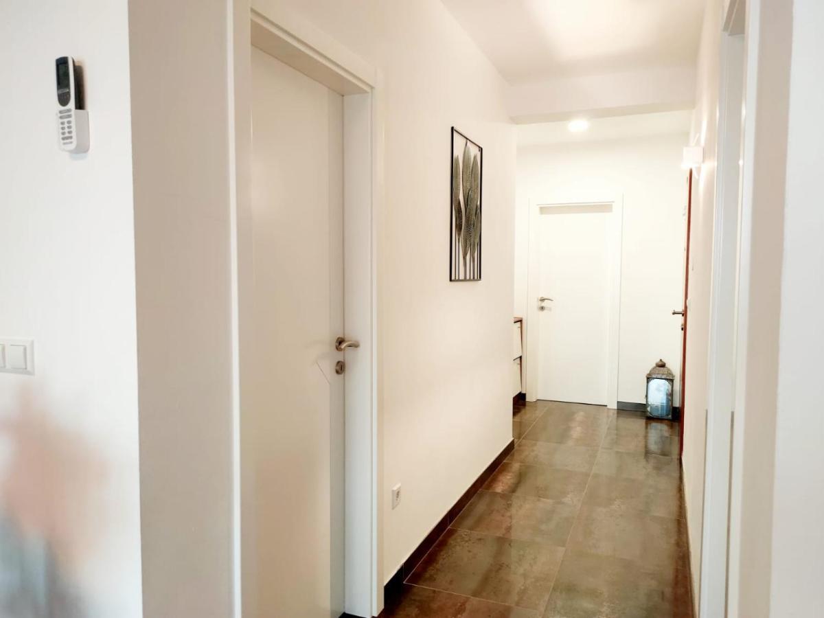Apartments Elin Omis Bagian luar foto