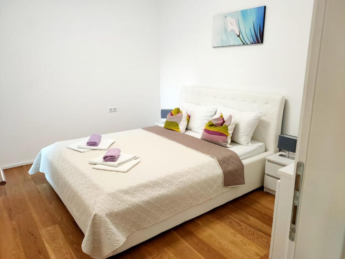 Apartments Elin Omis Bagian luar foto