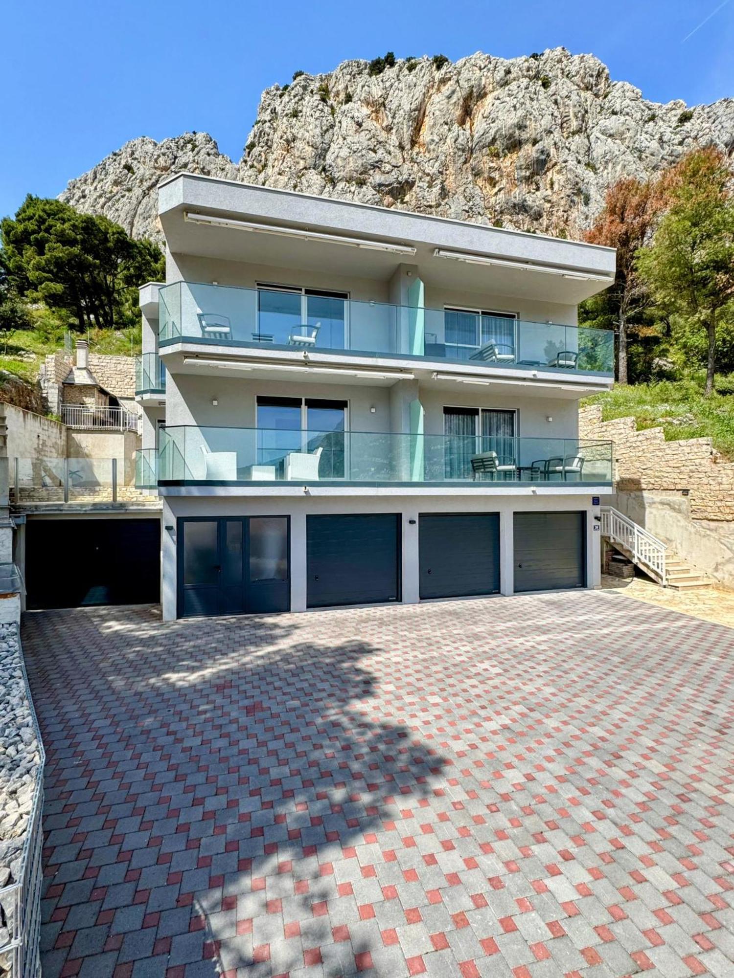 Apartments Elin Omis Bagian luar foto