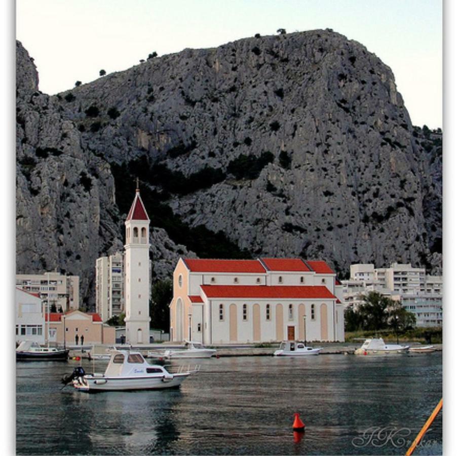 Apartments Elin Omis Bagian luar foto